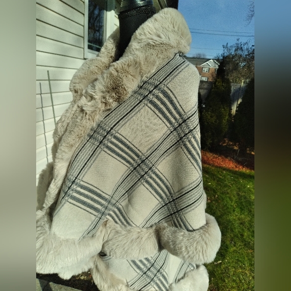 🌱🌾Spring Fling WHITE PLAID Wrap Jacket w/faux fur accents 🌾🌱😲 - Picture 6 of 12